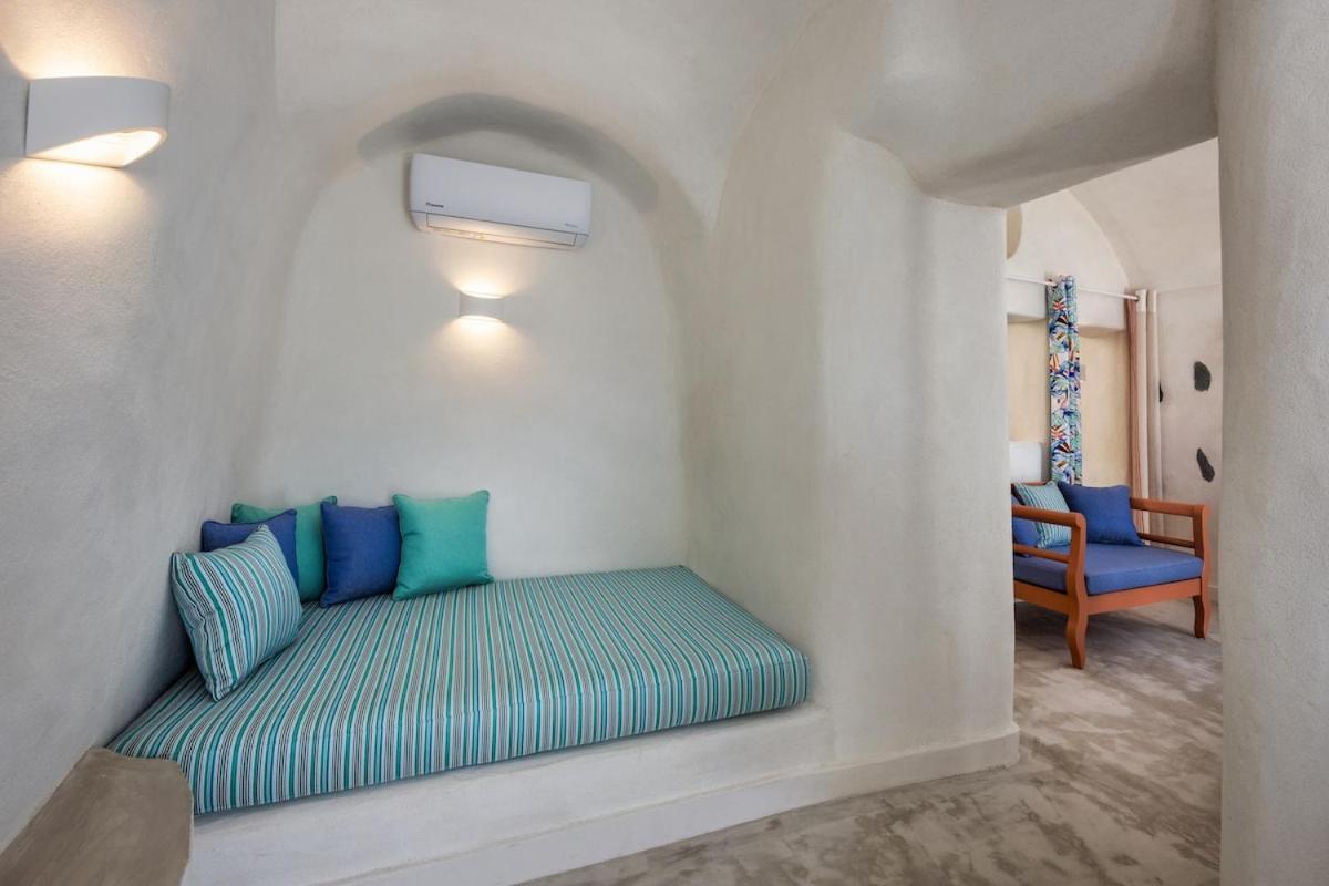 Villa Gilbert'S Cave With Cave Jacuzzi Megalochori  Exterior foto